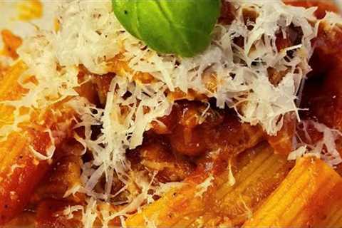 Pasta all''amatriciana 😍 classic italian sauce, easy and delicious 🤩